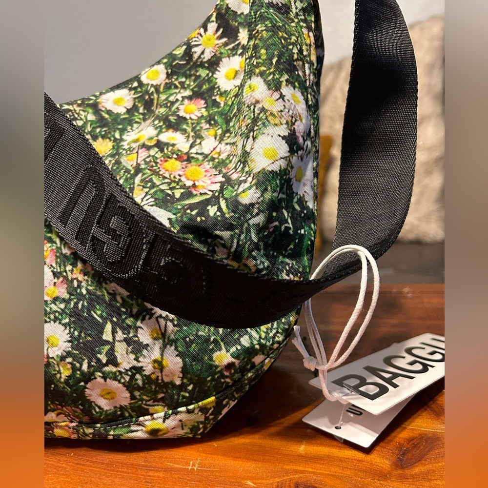 BAGGU Wild Daisy Medium Nylon Crescent Bag